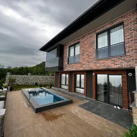 Apartment With Pool On The Beach